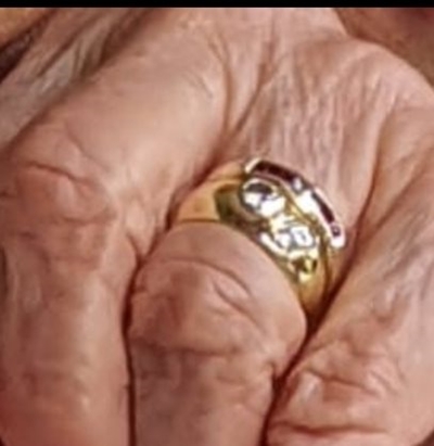 Vrou huil lang trane oor vermiste ring