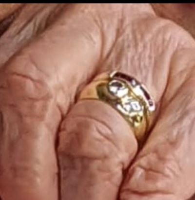 Vrou huil lang trane oor vermiste ring