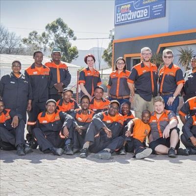 Graaff-Reinet Hardeware & Building Supplies cc trek nuwe baadjie aan