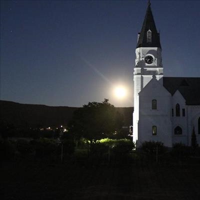 Supermoon-rise over Nieu-Bethesda