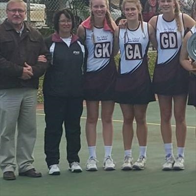 Volkskool-netbal skop stof in Gill se oë