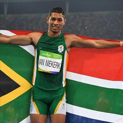 Wayde van Niekerk breaks world record