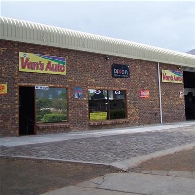 Motorwerktuigkundige vier 10 jaar se diens aan Graaff-Reinet