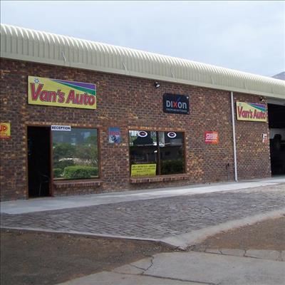 Motorwerktuigkundige vier 10 jaar se diens aan Graaff-Reinet