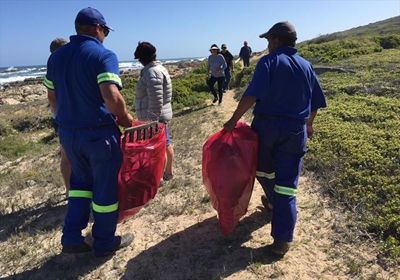 Inwoners en munisipaliteit span saam 