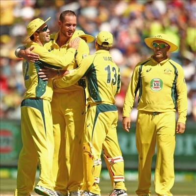 Rock thrown at Australia team bus
