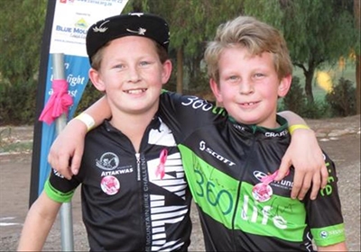 Verf dorp pers met Kansa-pretstap