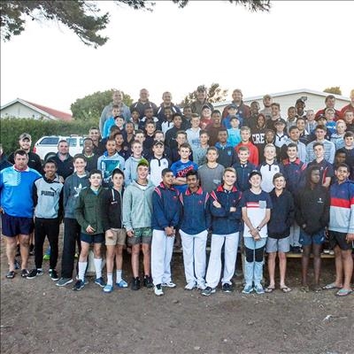 Sportmangees met krieketfees bevorder