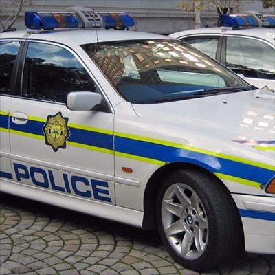 Polisie trek misdadigers vas