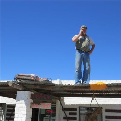 Boer slaap op dak vir voer