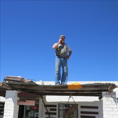 Boer slaap op dak vir voer