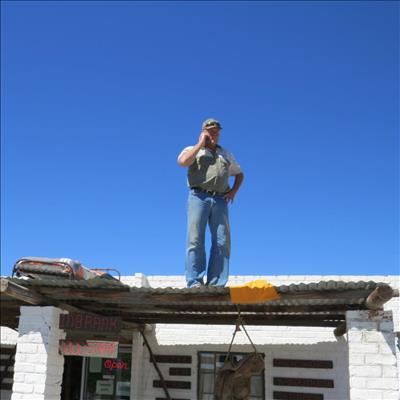 Boer slaap op dak vir voer