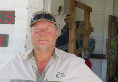 Boer slaap op dak vir voer