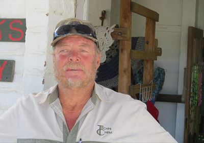 Boer slaap op dak vir voer