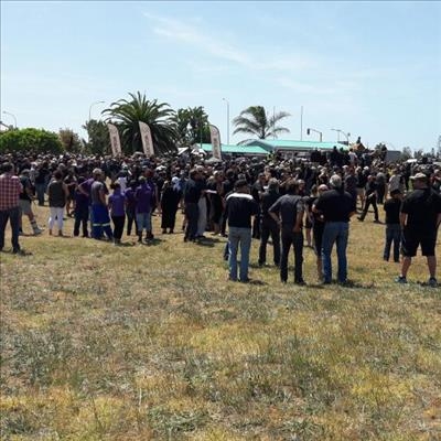 Honderde staan saam teen misdaad