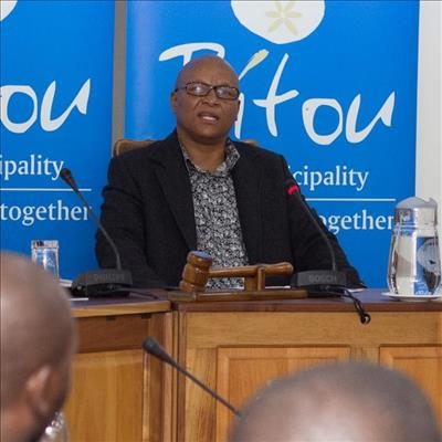 Bitou mayor defends his spending habits