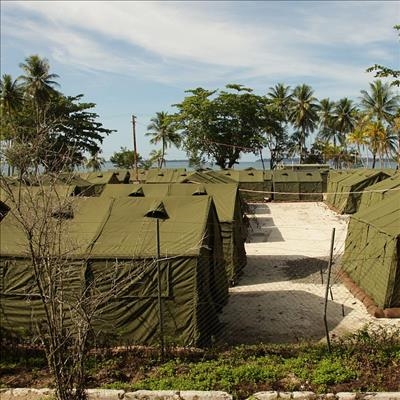 Manus Island: Police enter former Australia-run asylum centre