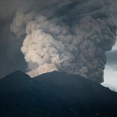 Bali volcano: Ash shuts airport for second day