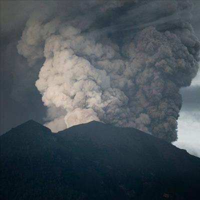 Bali volcano: Ash shuts airport for second day