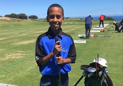 Kass geniet sy gholf in Mauritius