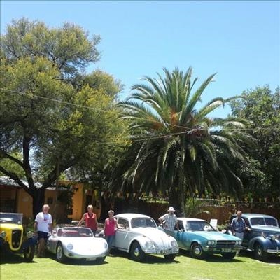 Vintage motor enthusiasts at car show