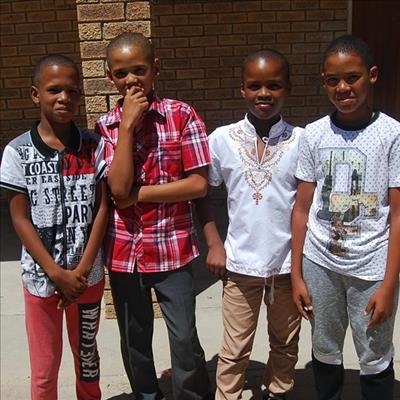 Laerskoolkinders samel fondse in
