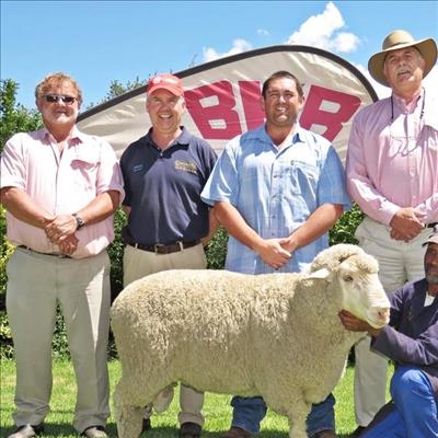 Ram haal R18 000 tydens veiling