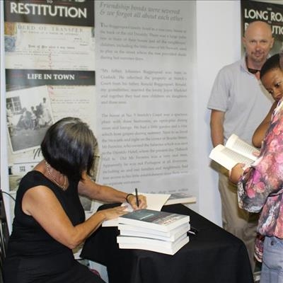 Boek op Graaff-Reinet bekendgestel