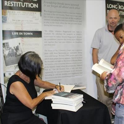 Boek op Graaff-Reinet bekendgestel