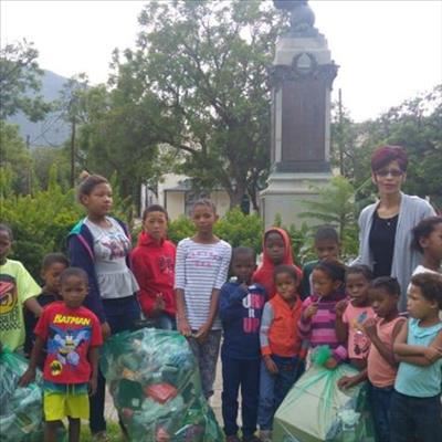 Kinderkerk maak Engelpark skoon