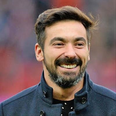 Striker Lavezzi apologises over offensive photograph