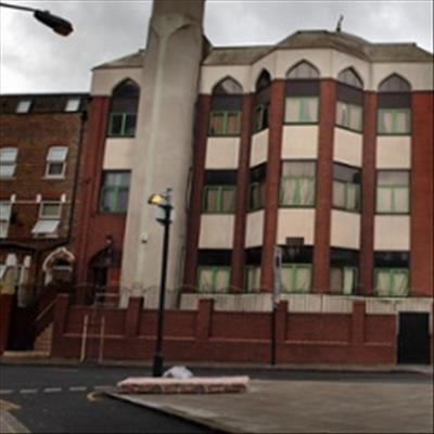 Finsbury Park Mosque: Man dies as van hits worshippers