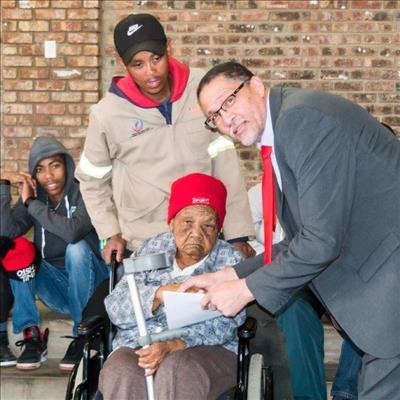 Inwoners neem eienaarskap van huise