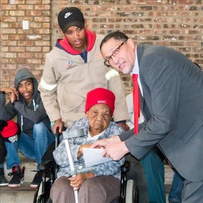 Inwoners neem eienaarskap van huise