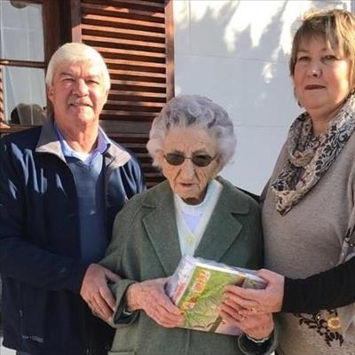 101-jarige leeswurm skenk boeke