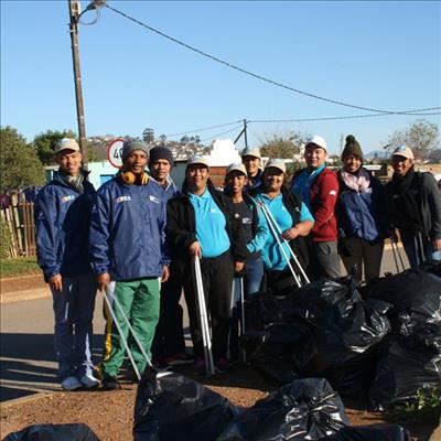 Blouvlag Stewards spring in rivier vir hul deel