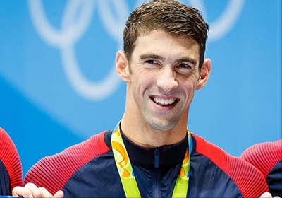 Phelps loses 'race' to great white shark