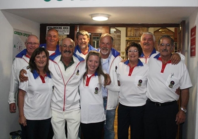 Young-egpaar neem leisels by Outeniqua-rolbalklub oor