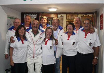 Young-egpaar neem leisels by Outeniqua-rolbalklub oor