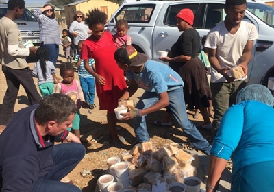 NG Grootkerk deel sop en brood uit