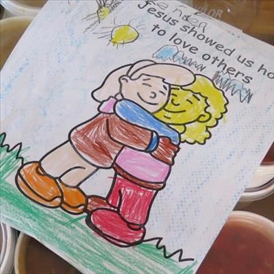 Kleuters help behoeftige gesinne