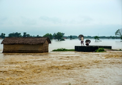 Floods kill 165, uproot thousands