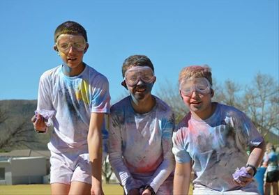Laer Volkskool se leerders voer kleur-oorlog