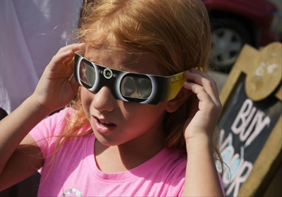 Millions pour into US towns in path of total eclipse
