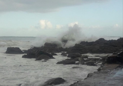 Huge waves at Victoria Bay
