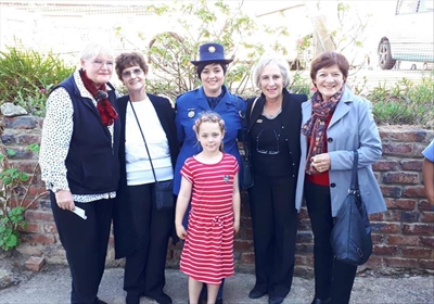 Honderde bid vir polisie
