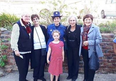 Honderde bid vir polisie