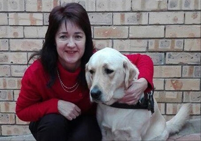 Siggestremde en hond die deur gewys