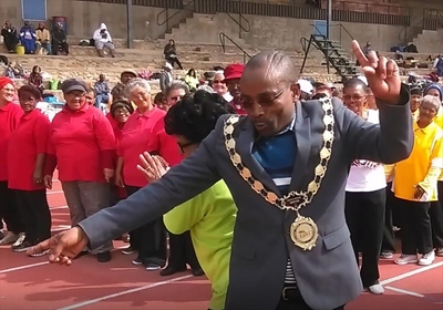 Dansende burgemeester inspireer atlete
