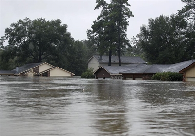 Houston floods: Night curfew bid to stop robbery and looting